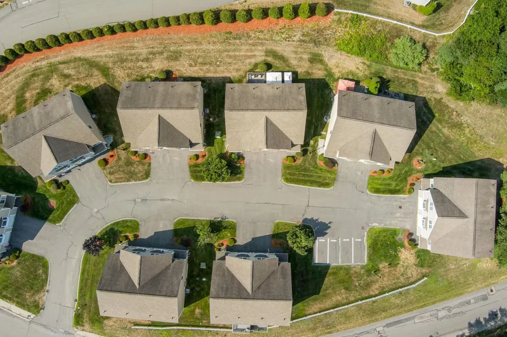 8 Farnum Court Hudson NH 03051