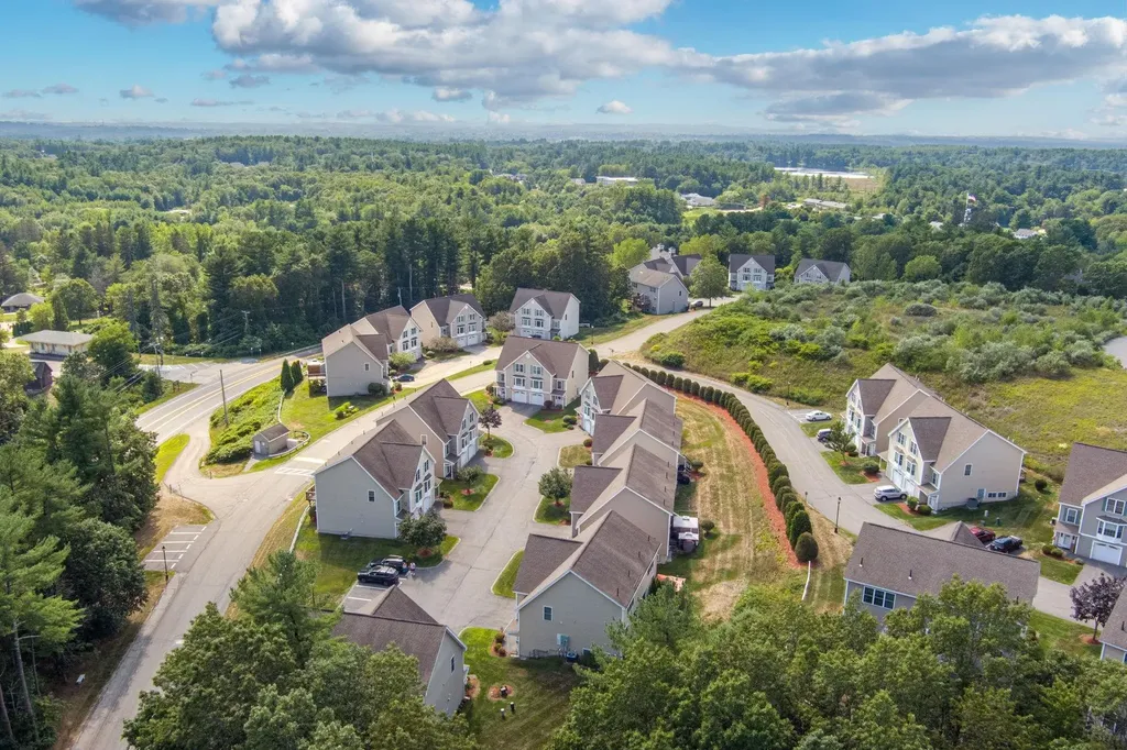 8 Farnum Court Hudson NH 03051