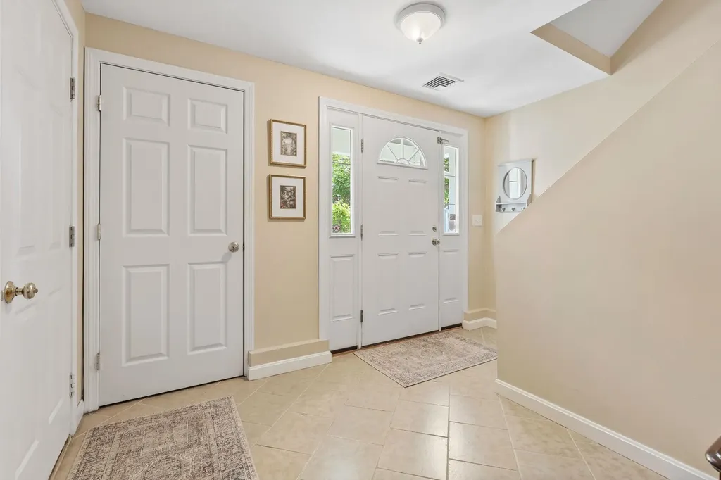 8 Farnum Court Hudson NH 03051