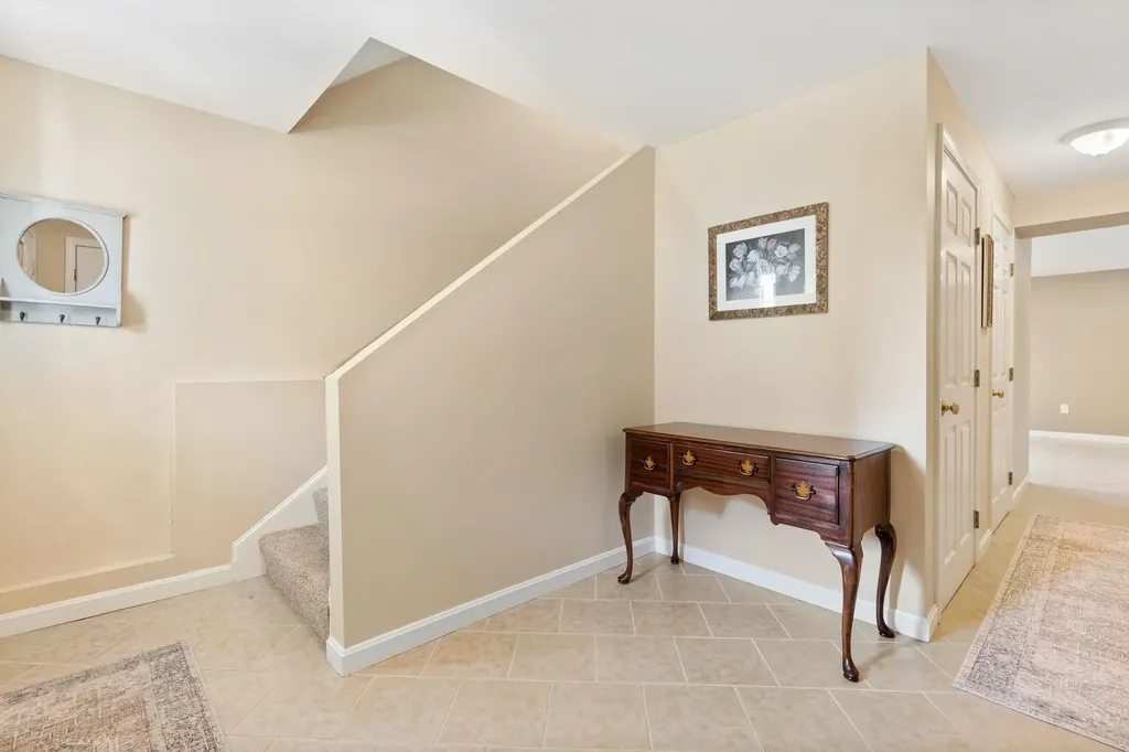 8 Farnum Court Hudson NH 03051