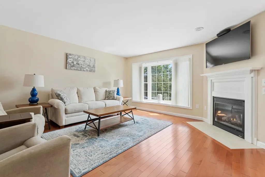 8 Farnum Court Hudson NH 03051