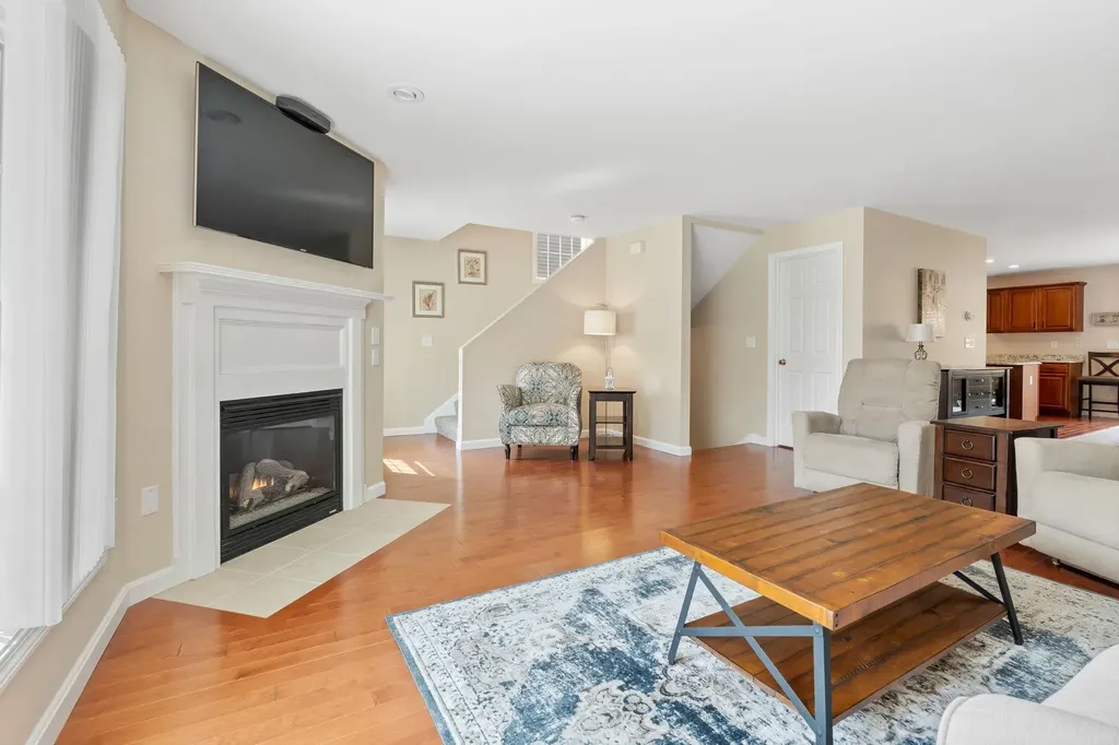 8 Farnum Court Hudson NH 03051