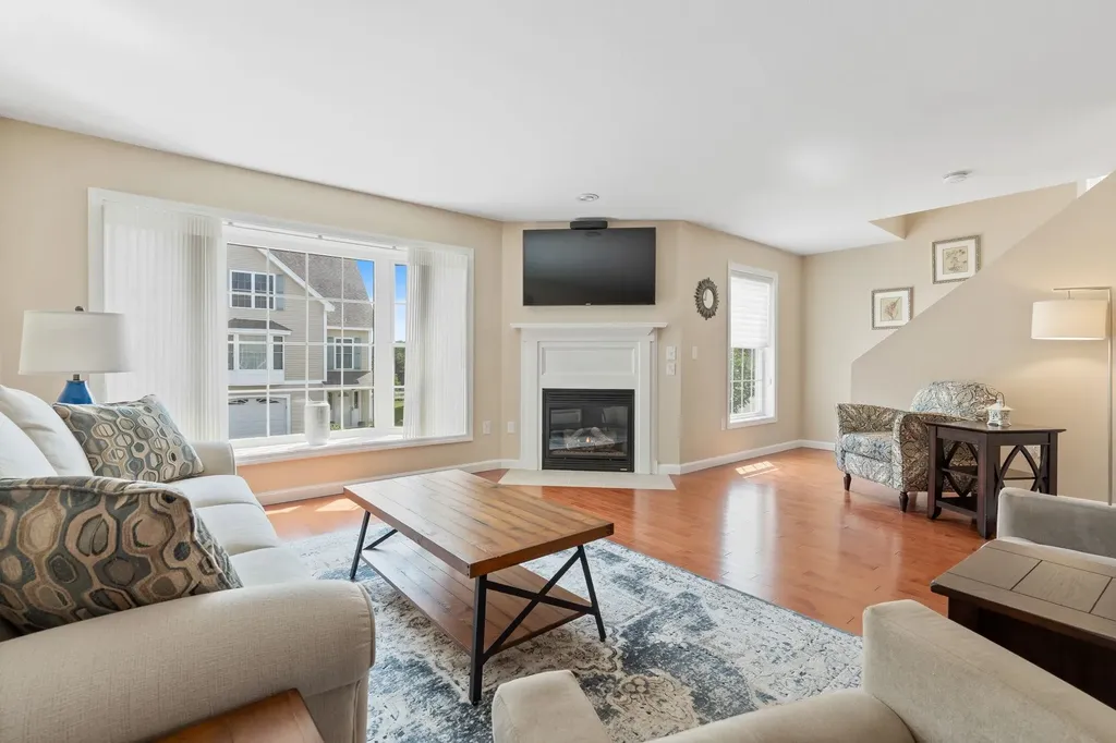 8 Farnum Court Hudson NH 03051