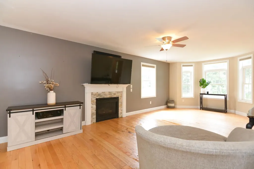 27 Jericho Drive Kingston NH 03848