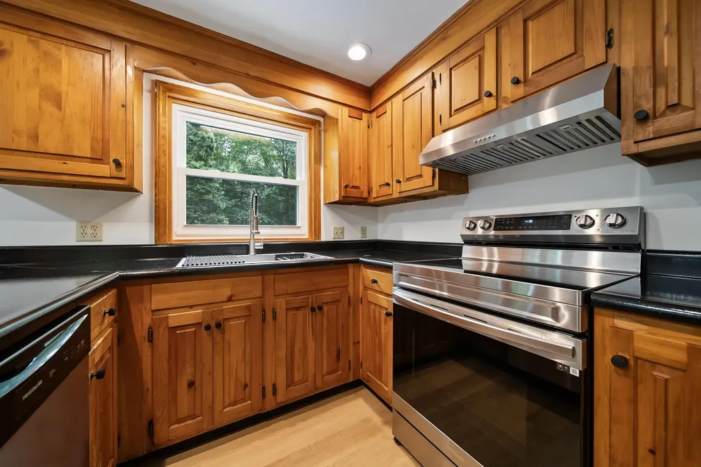 37 Meeting Hill Road Hillsborough NH 03244