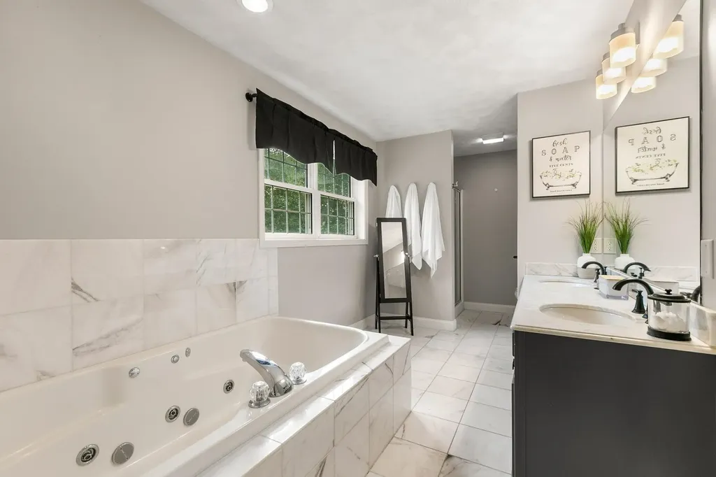 8 Settlers Ridge Windham NH 03087