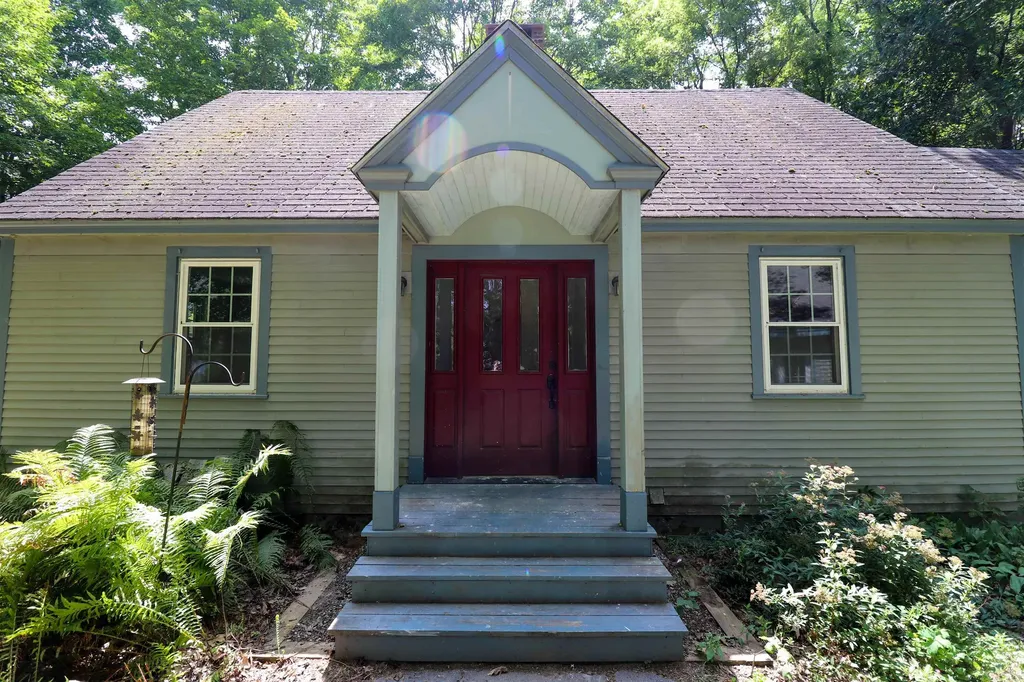 2032 Hartford Avenue Hartford VT 05088-1042