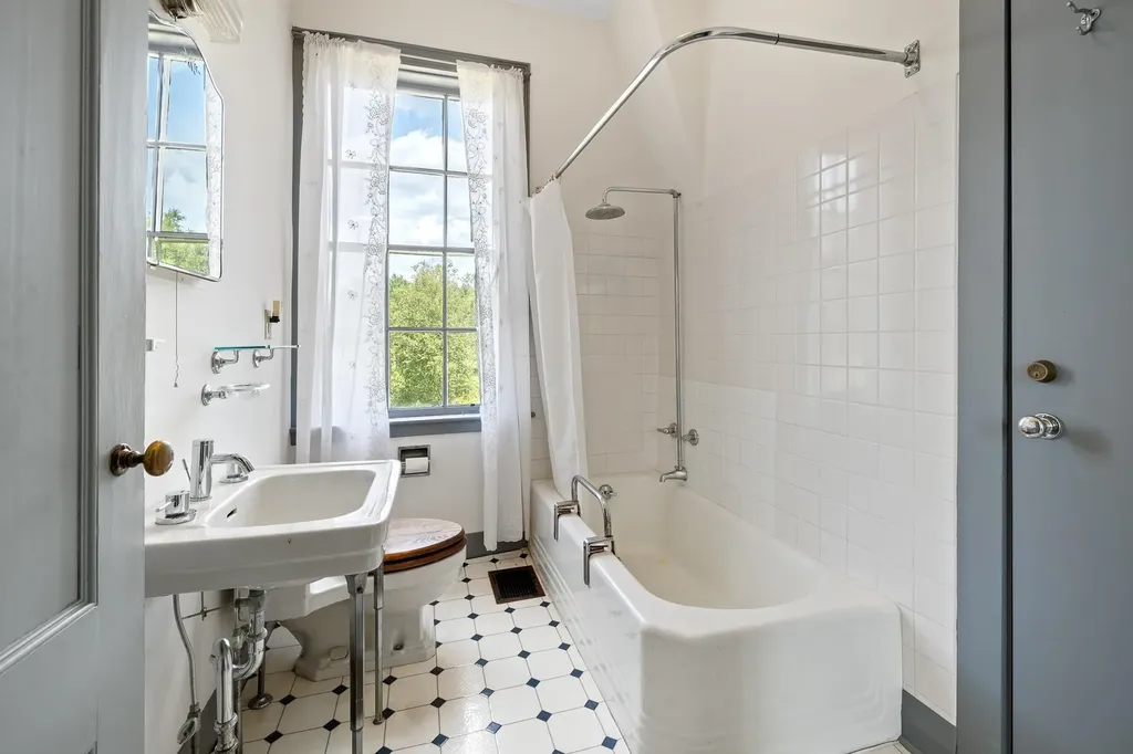 10 Bischoff Lane Hartland VT 05048