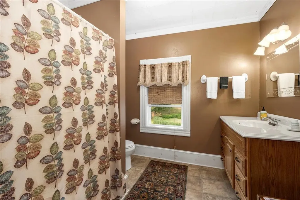 5 Greenhouse Lane Bradford NH 03221