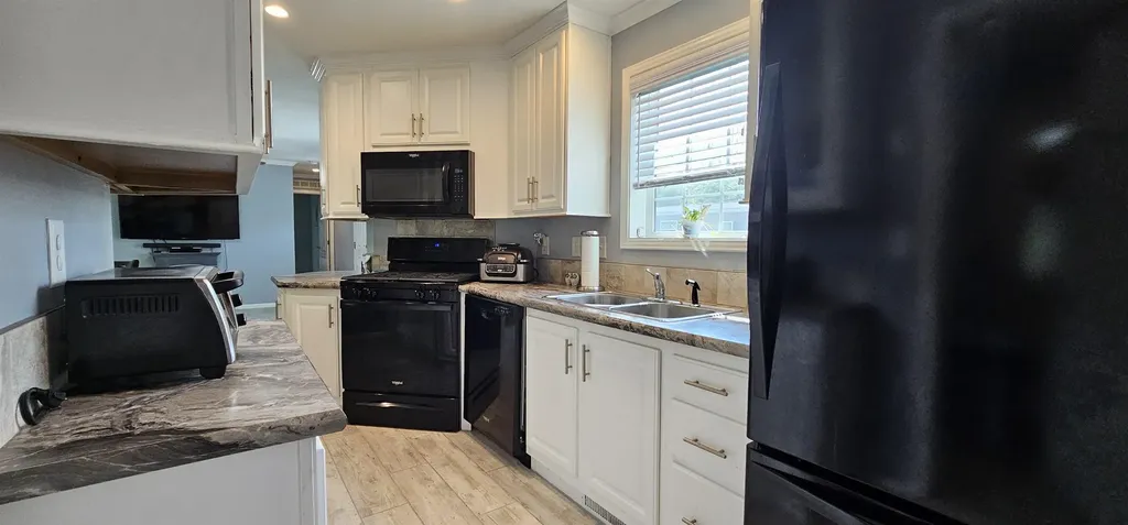 8 Barksdale Avenue Londonderry NH 03053