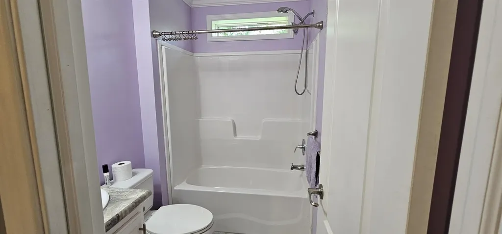 8 Barksdale Avenue Londonderry NH 03053