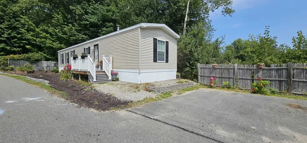 8 Barksdale Avenue Londonderry NH 03053
