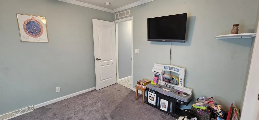 8 Barksdale Avenue Londonderry NH 03053