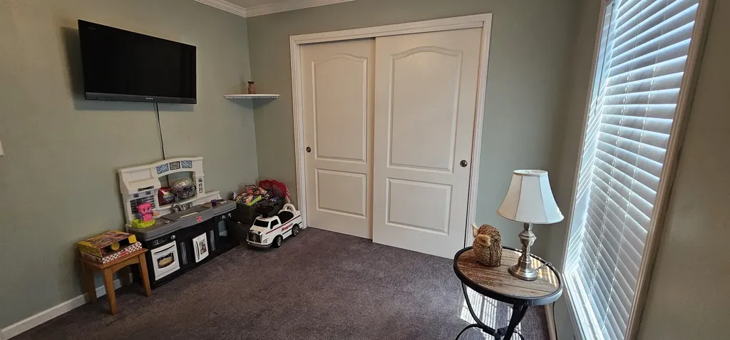 8 Barksdale Avenue Londonderry NH 03053