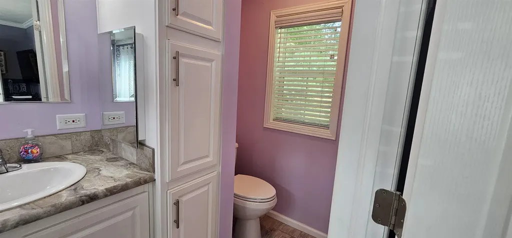 8 Barksdale Avenue Londonderry NH 03053