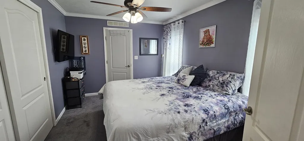 8 Barksdale Avenue Londonderry NH 03053