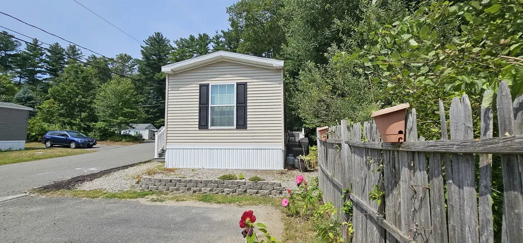 8 Barksdale Avenue Londonderry NH 03053
