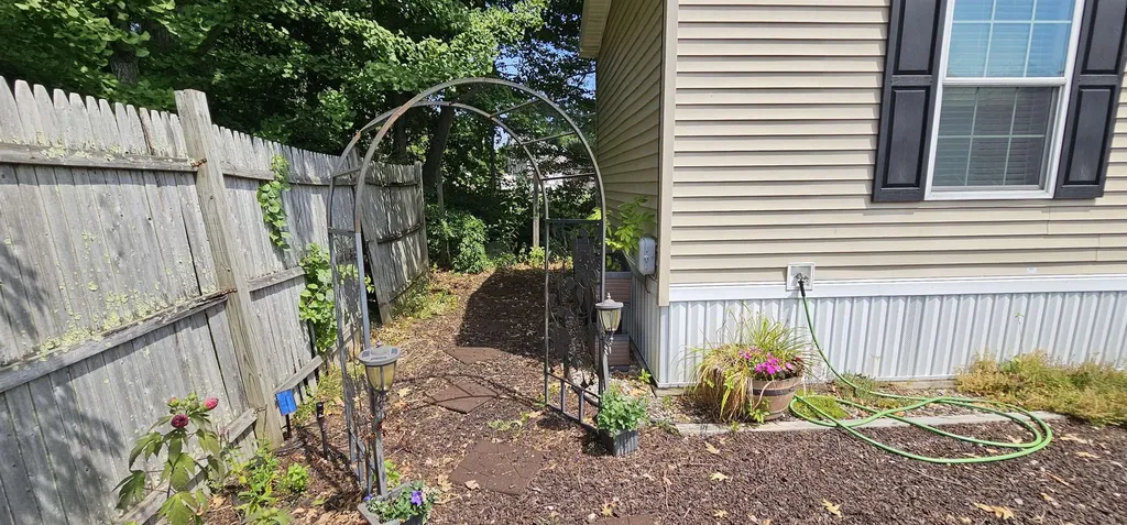 8 Barksdale Avenue Londonderry NH 03053