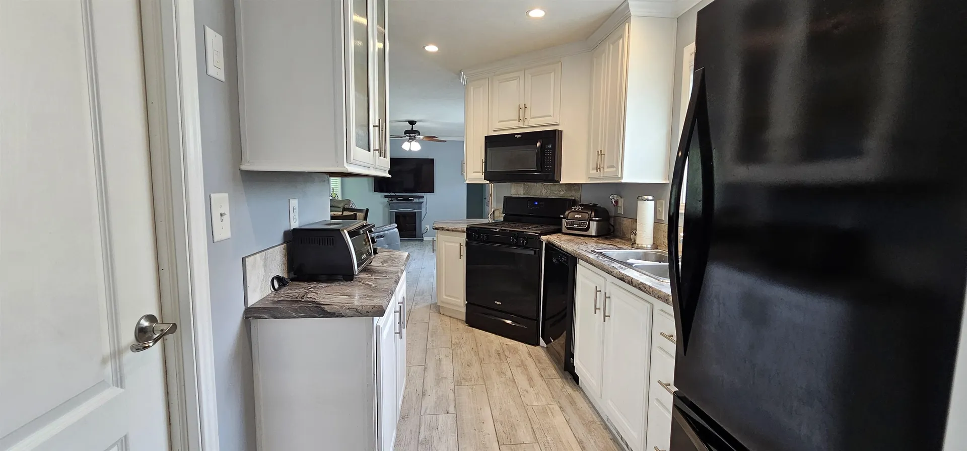 8 Barksdale Avenue Londonderry NH 03053