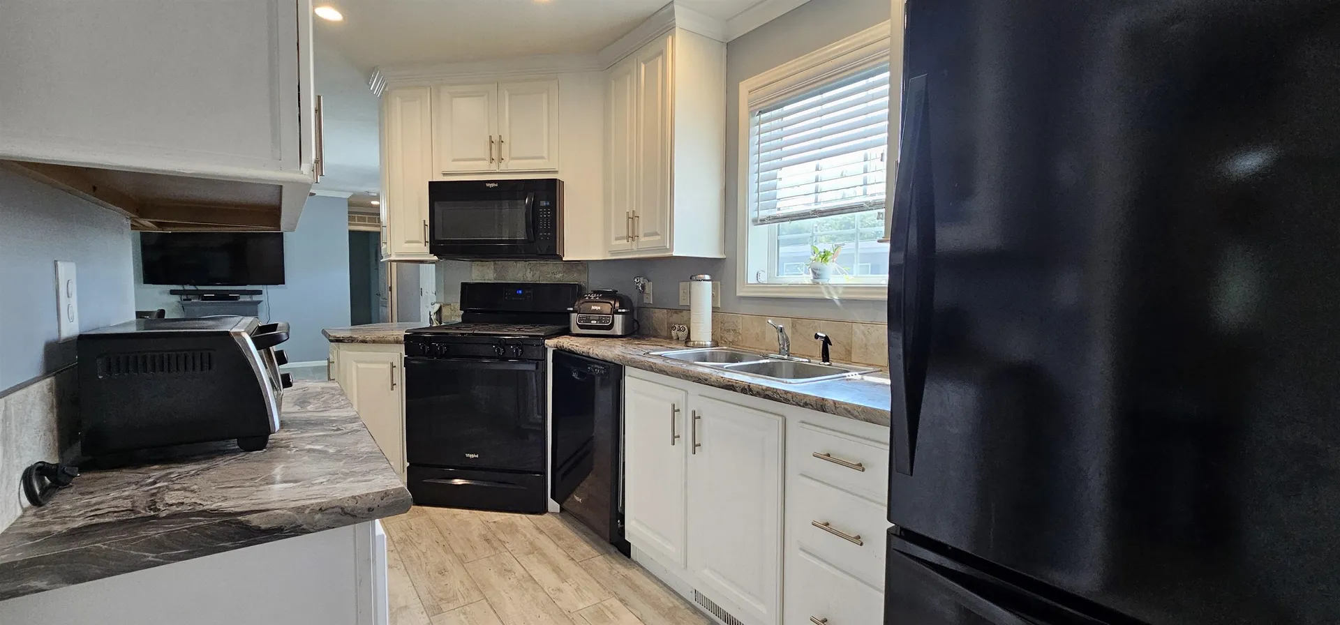 8 Barksdale Avenue Londonderry NH 03053