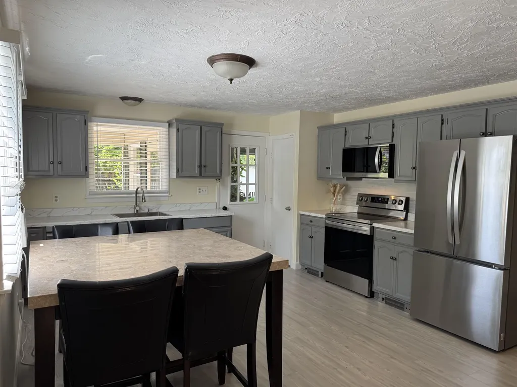 24 Hale Avenue Hooksett NH 03106