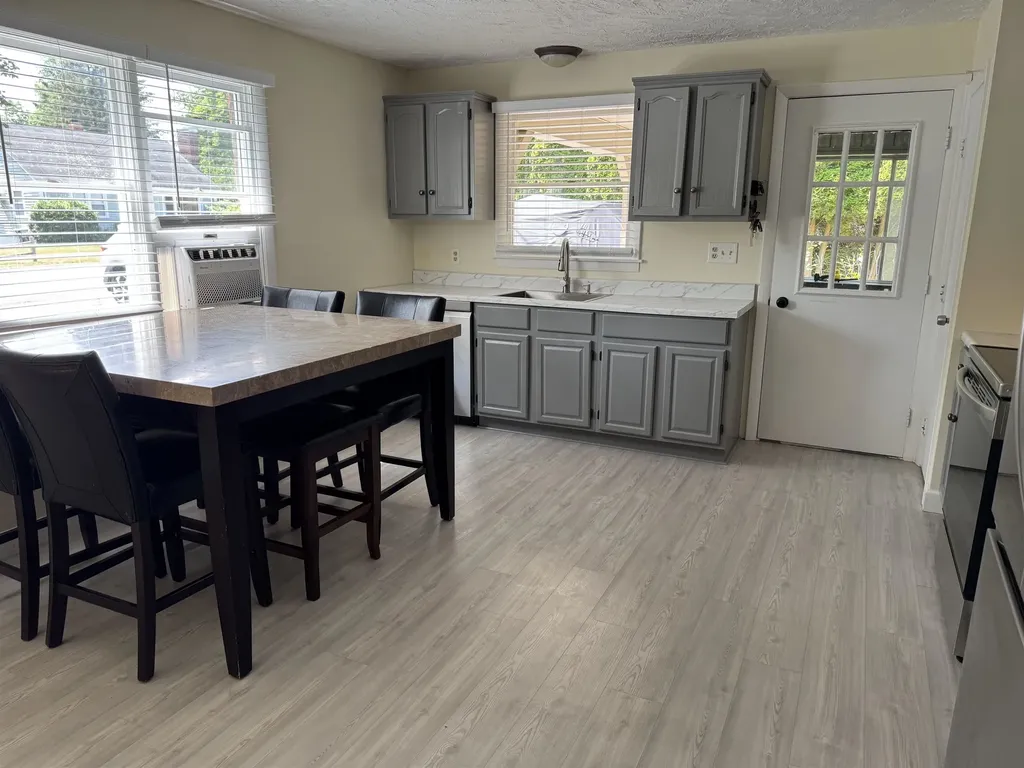 24 Hale Avenue Hooksett NH 03106