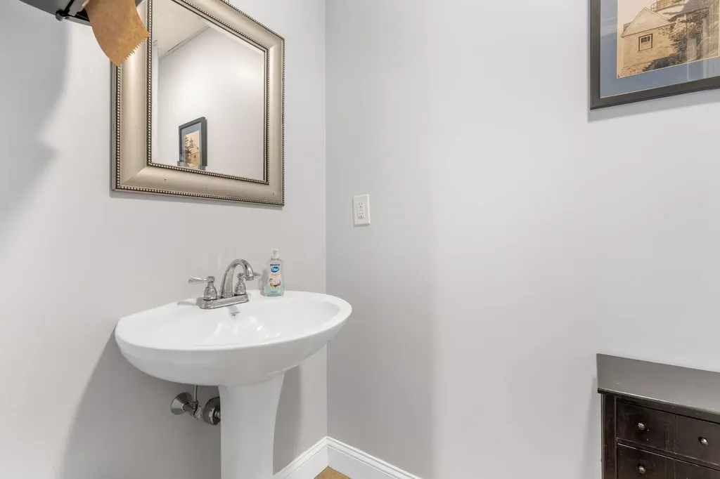 107 Litchfield Road Londonderry NH 03053