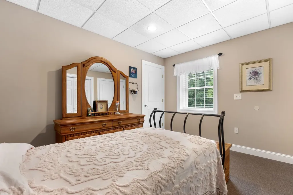 107 Litchfield Road Londonderry NH 03053