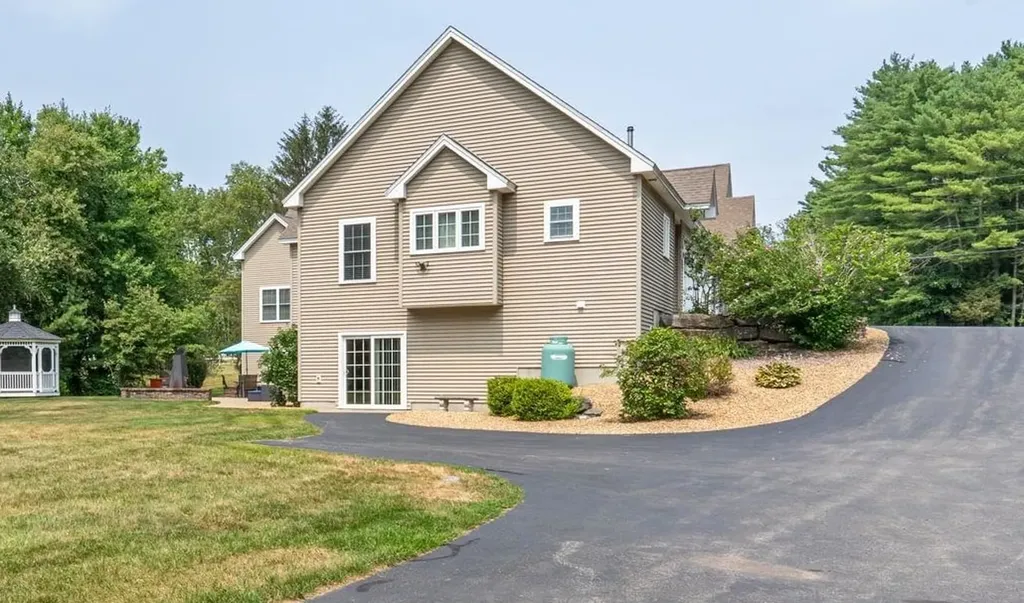 107 Litchfield Road Londonderry NH 03053