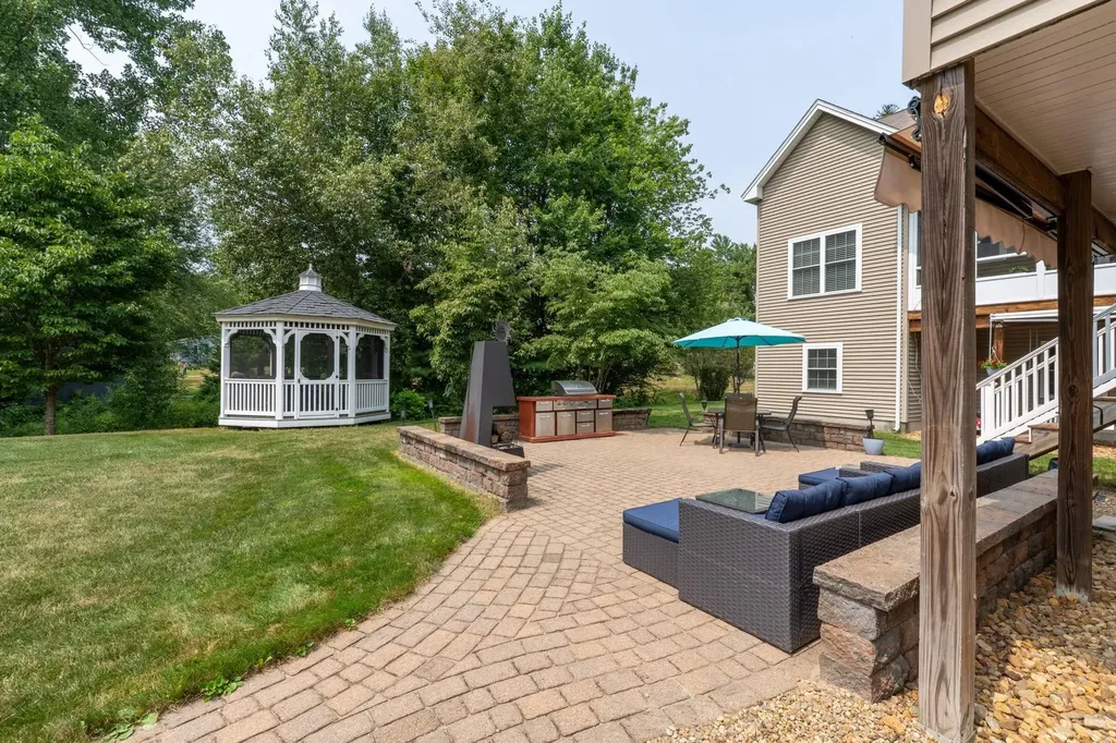 107 Litchfield Road Londonderry NH 03053