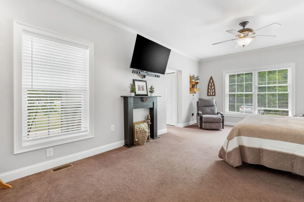 107 Litchfield Road Londonderry NH 03053