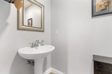 107 Litchfield Road Londonderry NH 03053