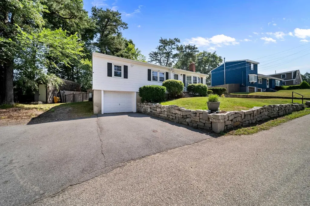 10 Hillcrest Road Salem NH 03079