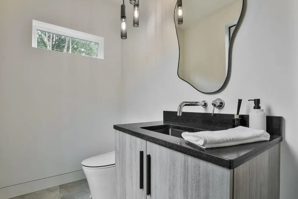 33 Sharon Road Peterborough NH 03458