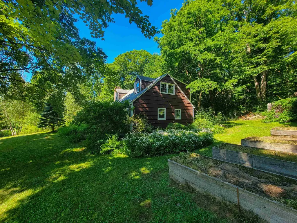 8 Walden Woods Essex VT 05452