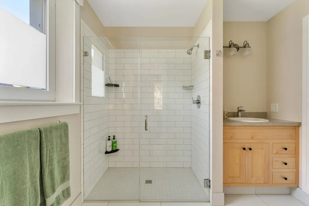 22 Common Way Charlotte VT 05445