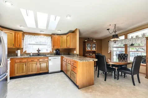 239 Victorian Way Manchester NH 03104