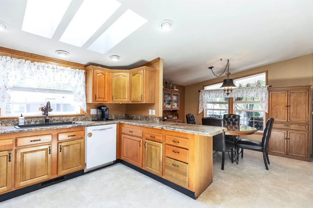 239 Victorian Way Manchester NH 03104