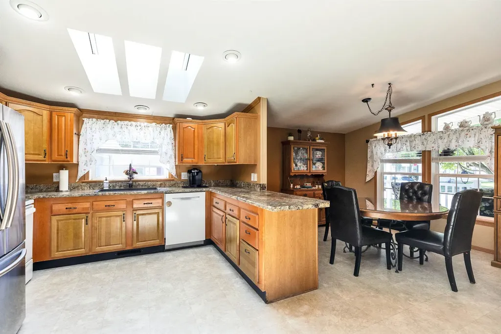 239 Victorian Way Manchester NH 03104