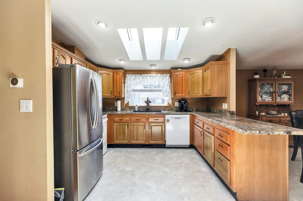 239 Victorian Way Manchester NH 03104