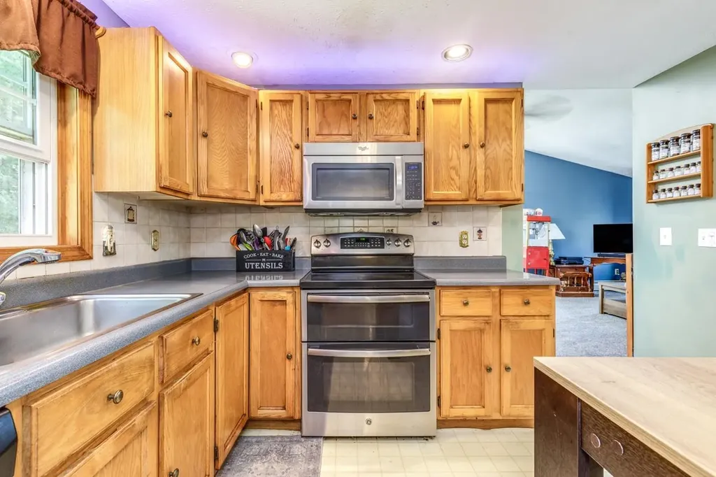 4 Elijah Hill Lane Londonderry NH 03053