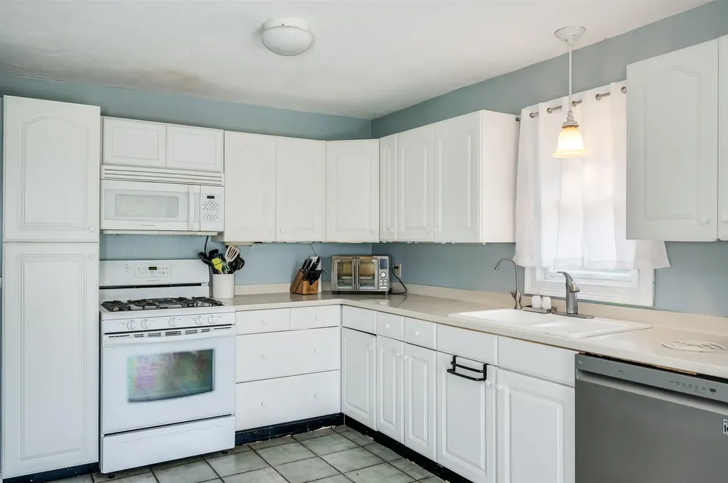 220 Chester Road Auburn NH 03032