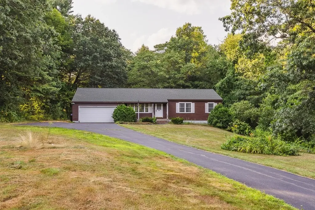 8 Gowing Road Hudson NH 03051
