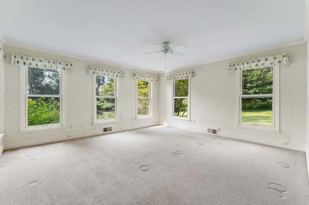 593 Red Barn Road Hartford VT 05001