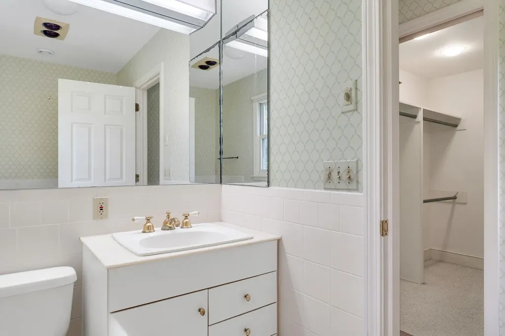 593 Red Barn Road Hartford VT 05001