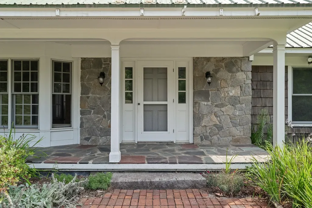 593 Red Barn Road Hartford VT 05001