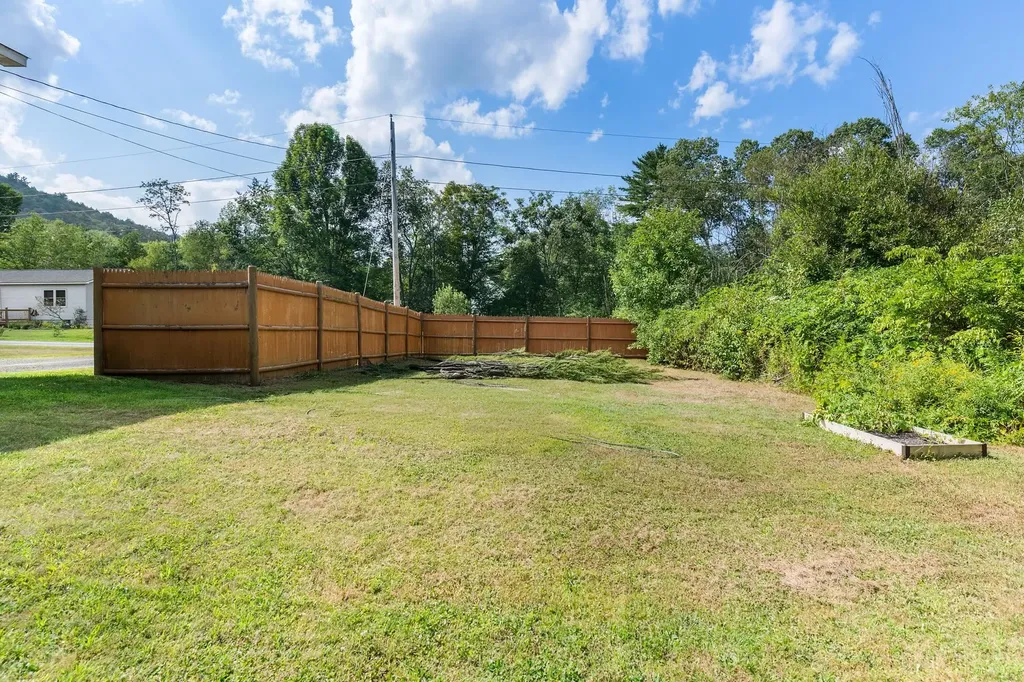 8 Meadow Lane Enfield NH 03748