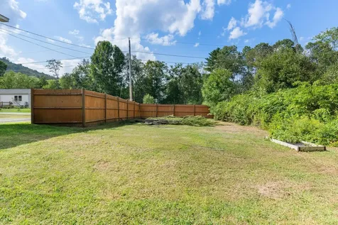 8 Meadow Lane Enfield NH 03748