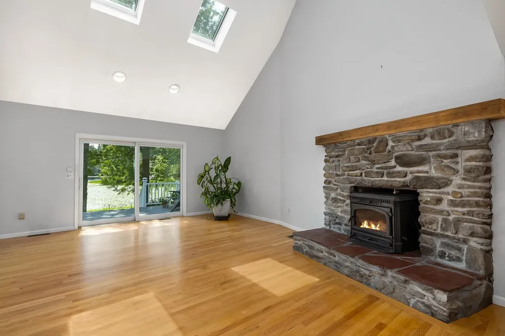 15 Casey Road East Kingston NH 03827