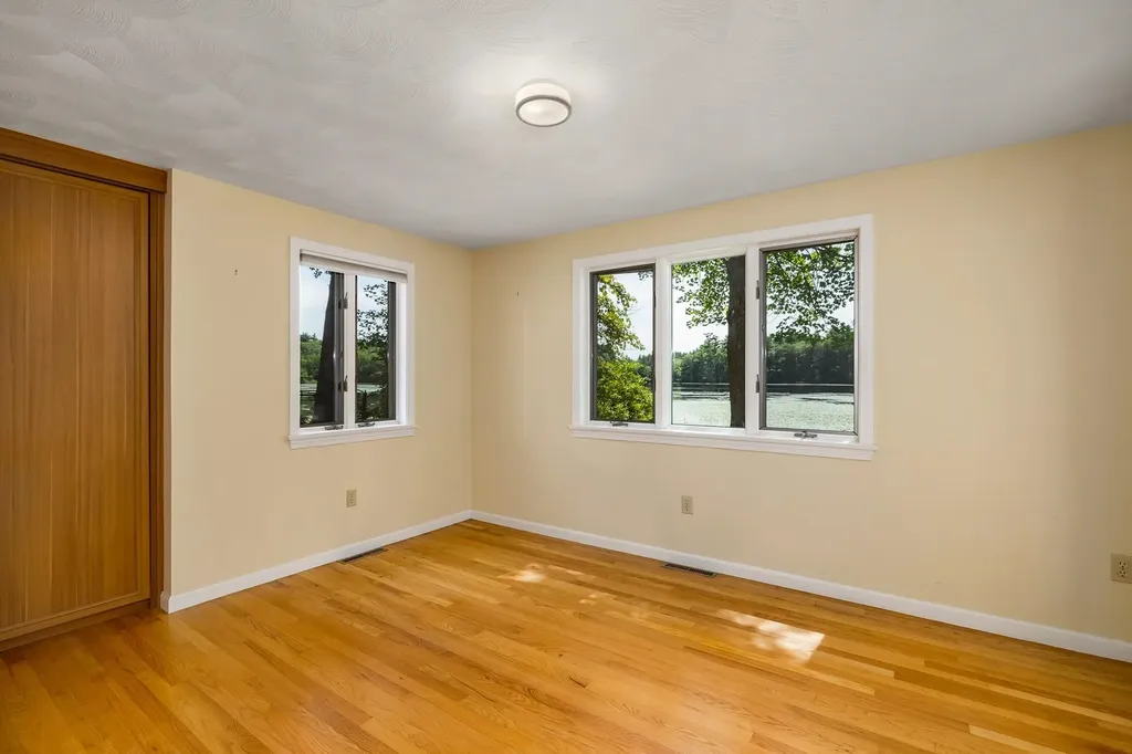 15 Casey Road East Kingston NH 03827